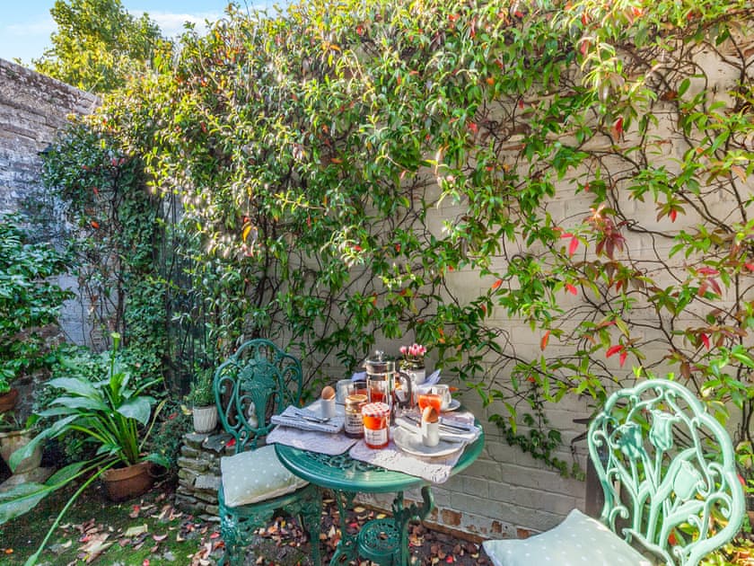 Sitting-out-area | The Lodge, Hurstpierpoint
