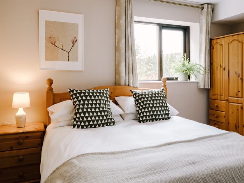 Master bedroom with kingsized bed and en-suite | Shaftesbury - Moorleaze, Witham Friary, Frome