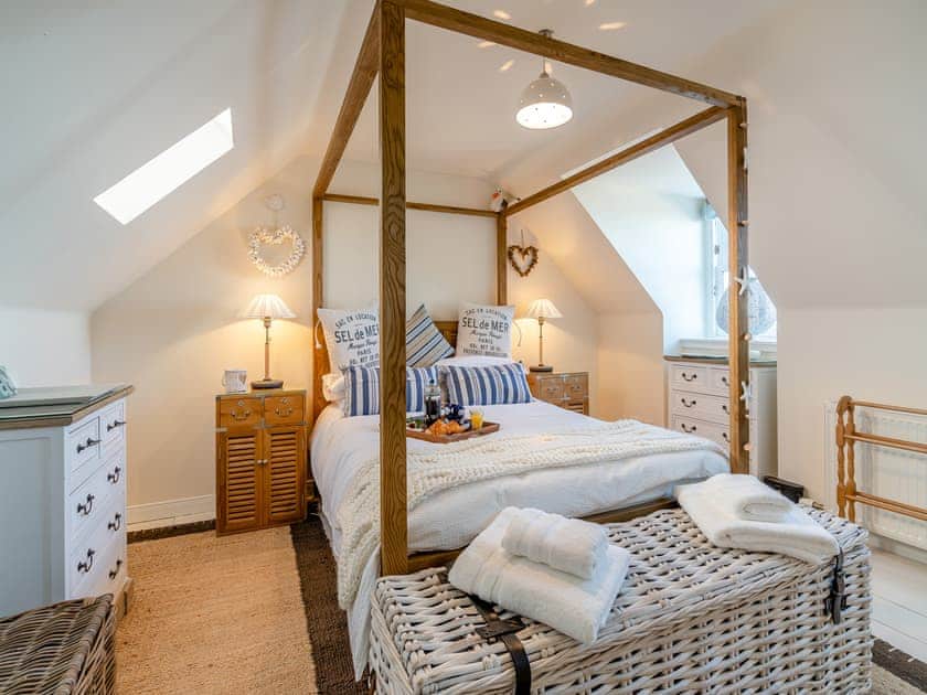 Kingsize bedroom. Main bedroom | The Old Net Shed, Banff