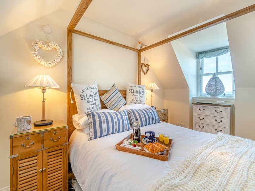 Kingsize bedroom. Main bedroom | The Old Net Shed, Banff