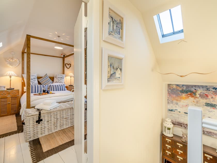 Kingsize bedroom. Main bedroom | The Old Net Shed, Banff