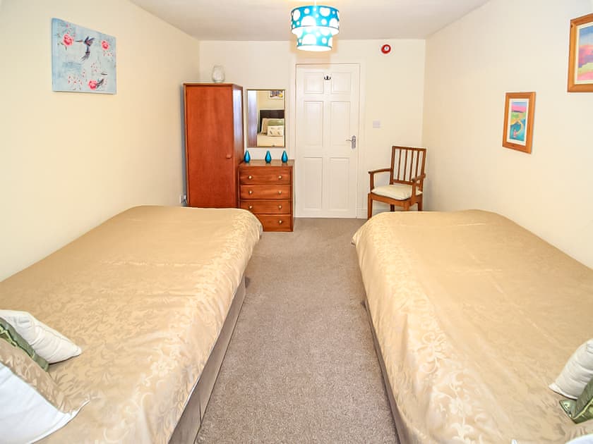 Twin bedroom | Treetops Flat, Porthmadog