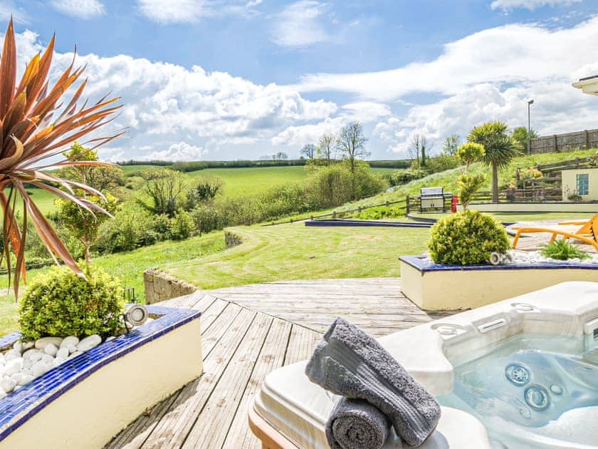 Hot tub | Pentire, Holbeton, near Ivybridge