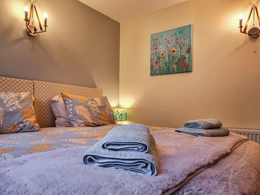 Twin bedroom as double bed  | Duck Cottage, Tholthorpe, near York