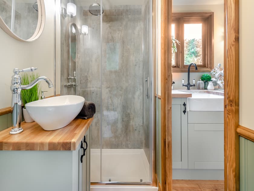 Bathroom | Cherry Tree Lodge - Cow & Plough, Oadby