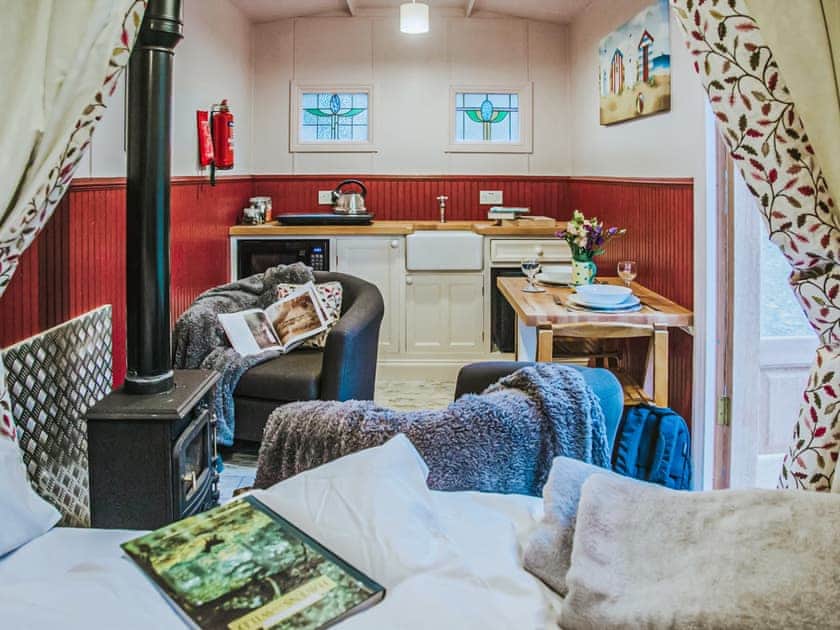 Goosewing Hut - Rosslyn Glamping, Melton Constable