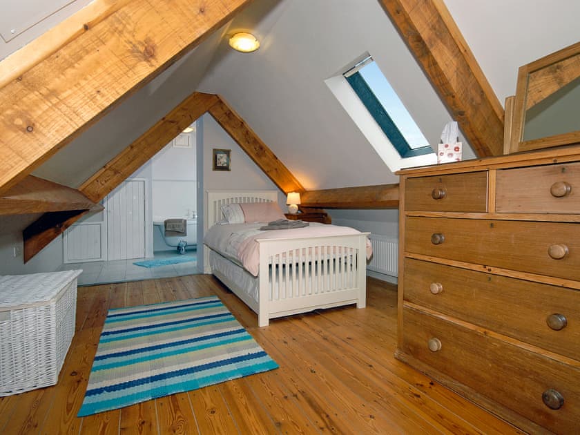 Ria’s Cottage, Landshipping