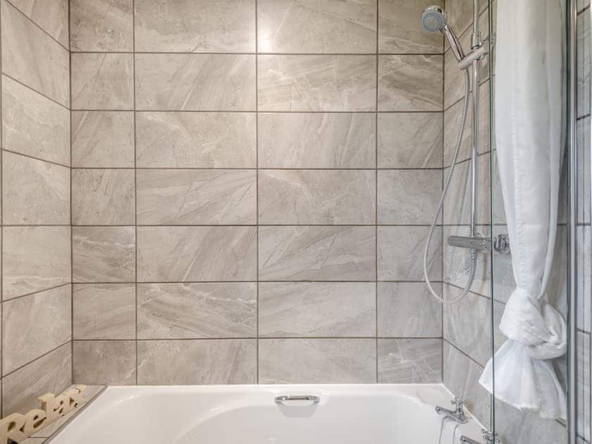 Bathroom | Lake View 1 - Grange Farm Park, Louth