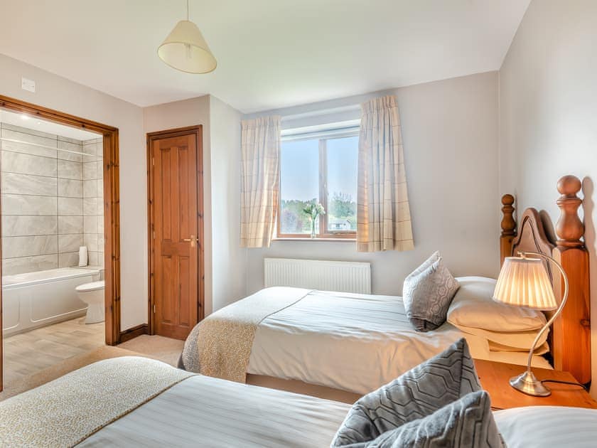 Twin bedroom | Lake View 2 - Grange Farm Park, Louth