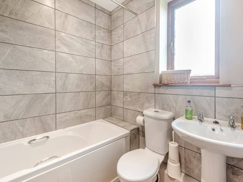 Bathroom | Lake View 2 - Grange Farm Park, Louth