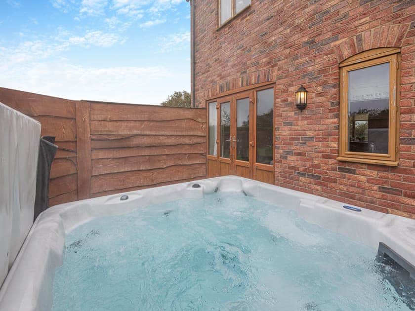 Hot tub | Lake View 2 - Grange Farm Park, Louth