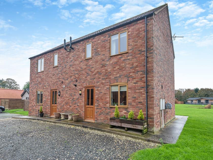 Exterior | Lake View 2 - Grange Farm Park, Louth