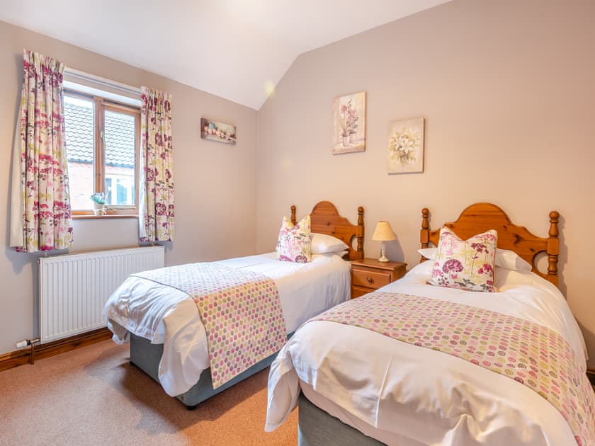 Twin bedroom | Ash Cottage - Grange Farm Park, Louth