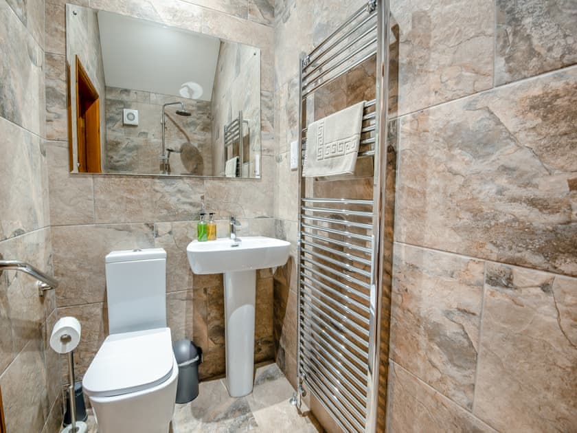 Bathroom | Ash Cottage - Grange Farm Park, Louth