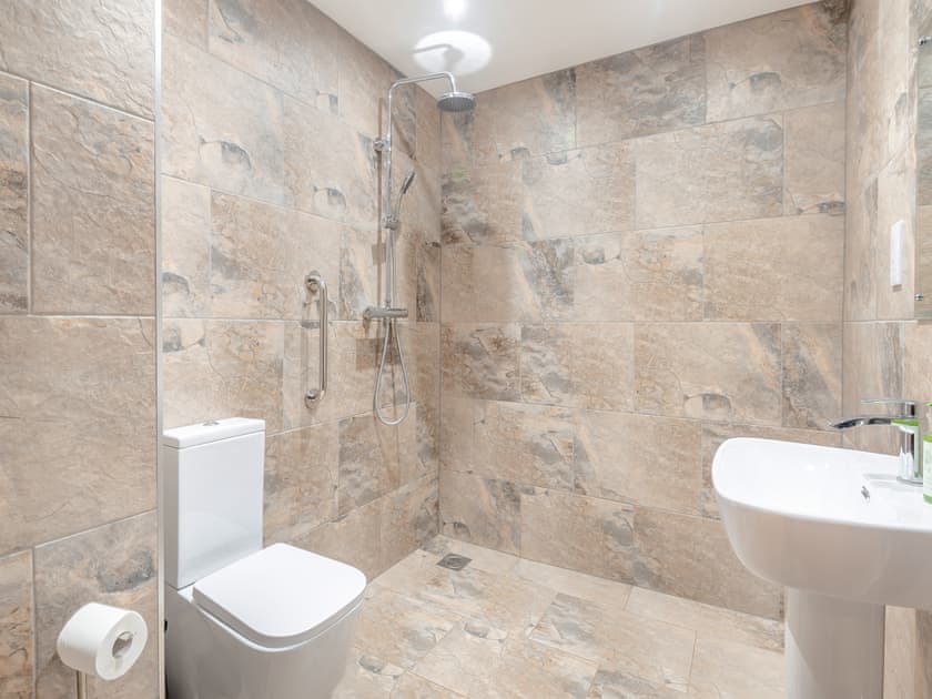Bathroom | Walnut Cottage - Grange Farm Park, Louth