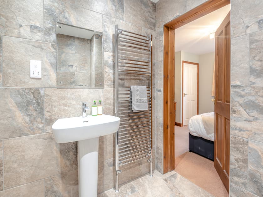 Bathroom | Walnut Cottage - Grange Farm Park, Louth