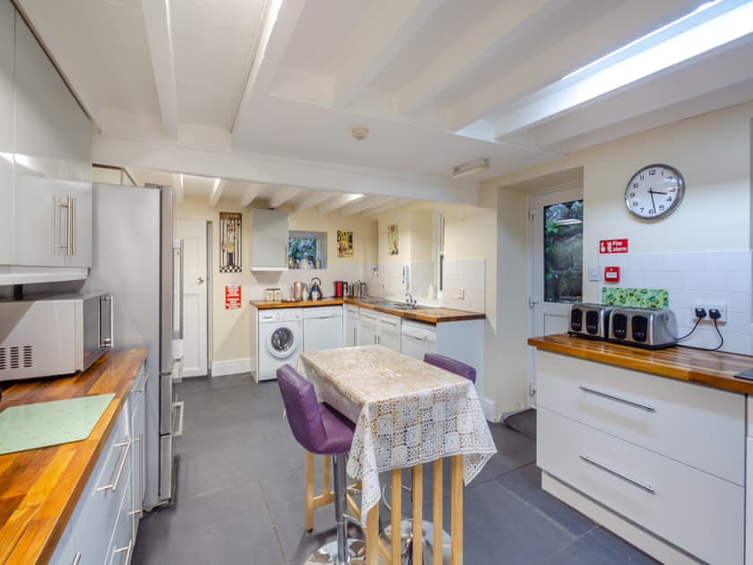 Kitchen with gas range  | Noddfa, Harlech