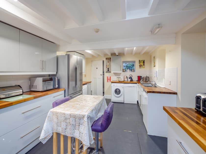 Kitchen with gas range  | Noddfa, Harlech