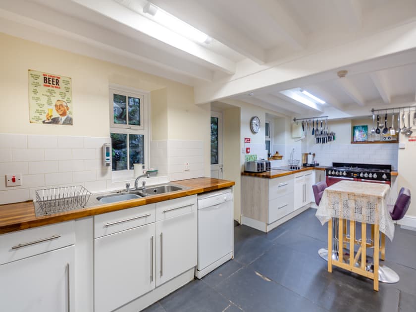 Kitchen with gas range  | Noddfa, Harlech
