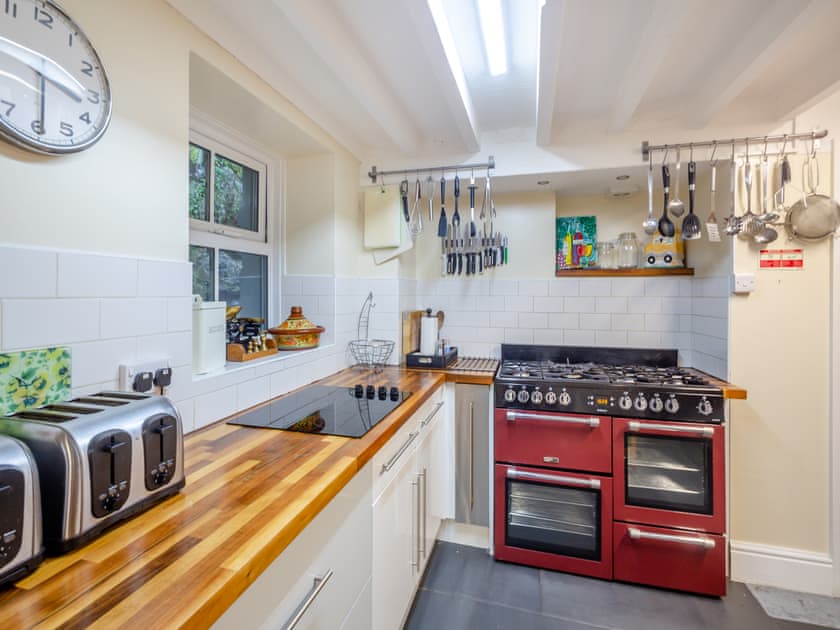 Kitchen with gas range  | Noddfa, Harlech