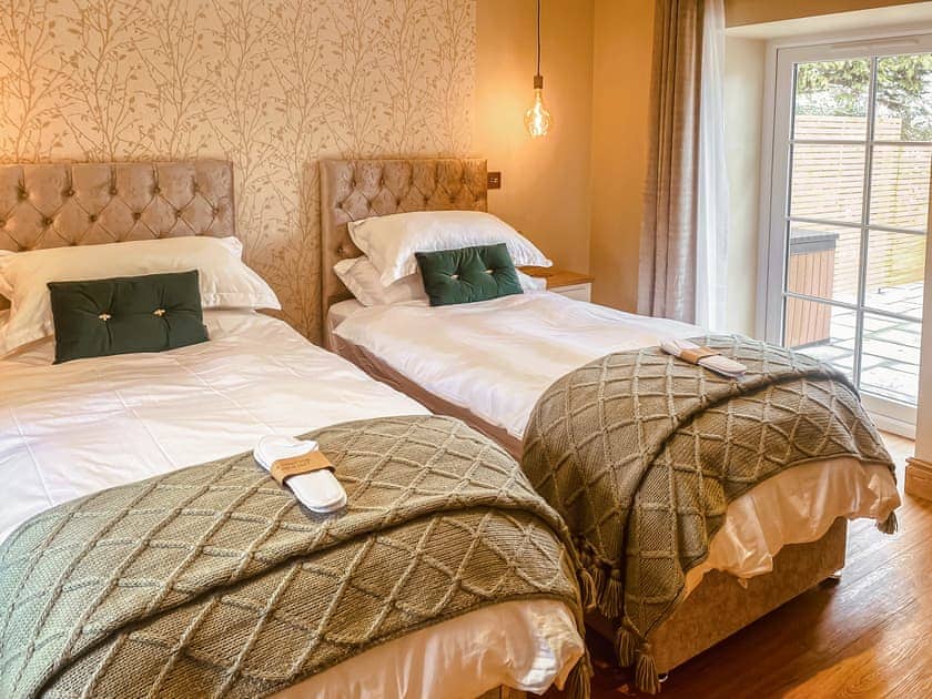 Twin bed set up (by request) | Bumblebee Cottage - Ballavolley Cottages, Ballaugh