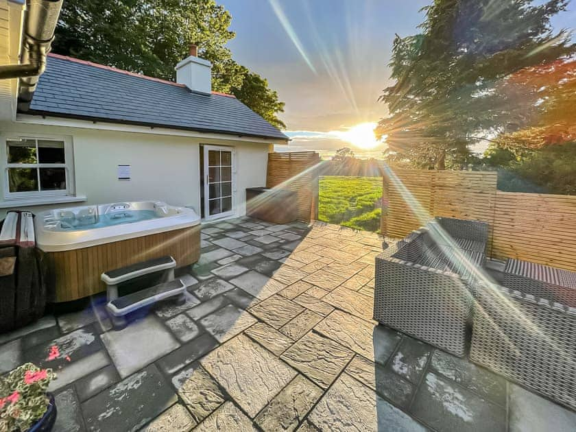 Hot tub | Bumblebee Cottage - Ballavolley Cottages, Ballaugh