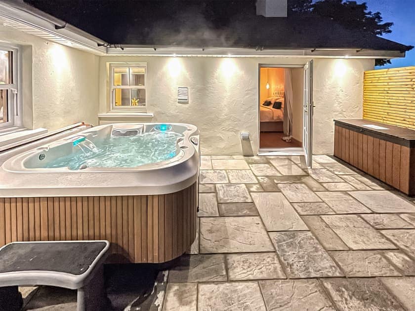 Hot tub | Bumblebee Cottage - Ballavolley Cottages, Ballaugh
