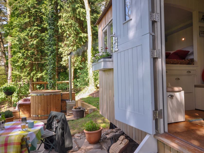 Cwm Dwr Bluebell Hut, Dulas