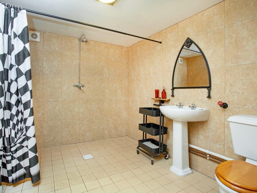 Bathroom | The Threshing Barn - Middle Corscombe, Sampford Courtenay, Okehampton