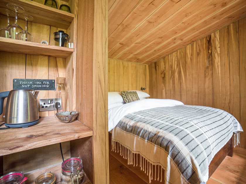 Treetop Cabin - Redwood Valley Cabins and Yurts, Presteigne