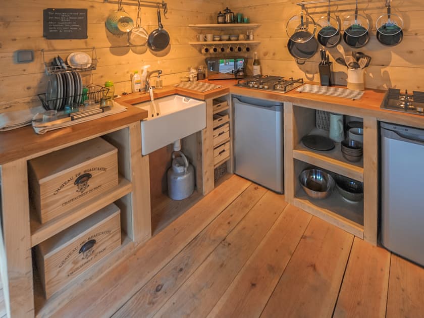 Treetop Cabin - Redwood Valley Cabins and Yurts, Presteigne