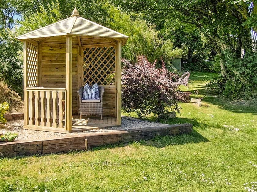 Sitting-out-area | Aberfelin - Yr Hafan Holiday Cottages, Llanrhian, near Porthgain