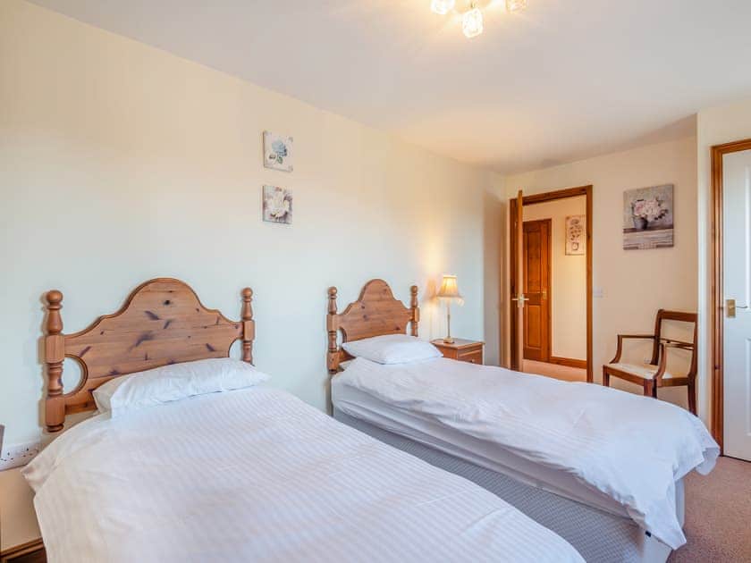 Twin bedroom | Chestnut Cottage - Grange Farm Park, Louth