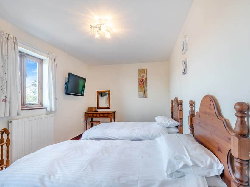 Twin bedroom | Chestnut Cottage - Grange Farm Park, Louth