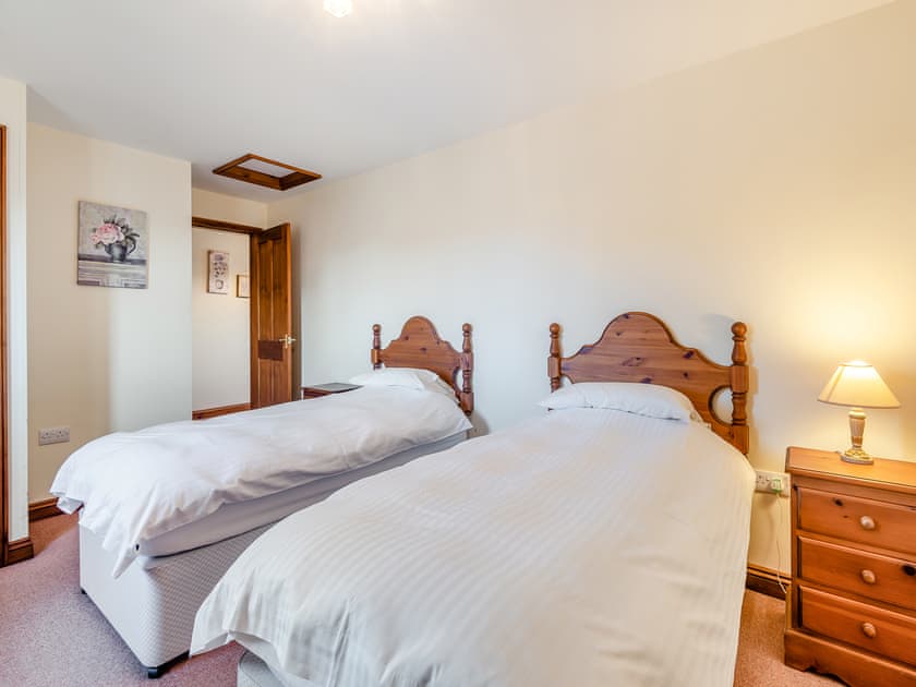 Twin bedroom | Chestnut Cottage - Grange Farm Park, Louth