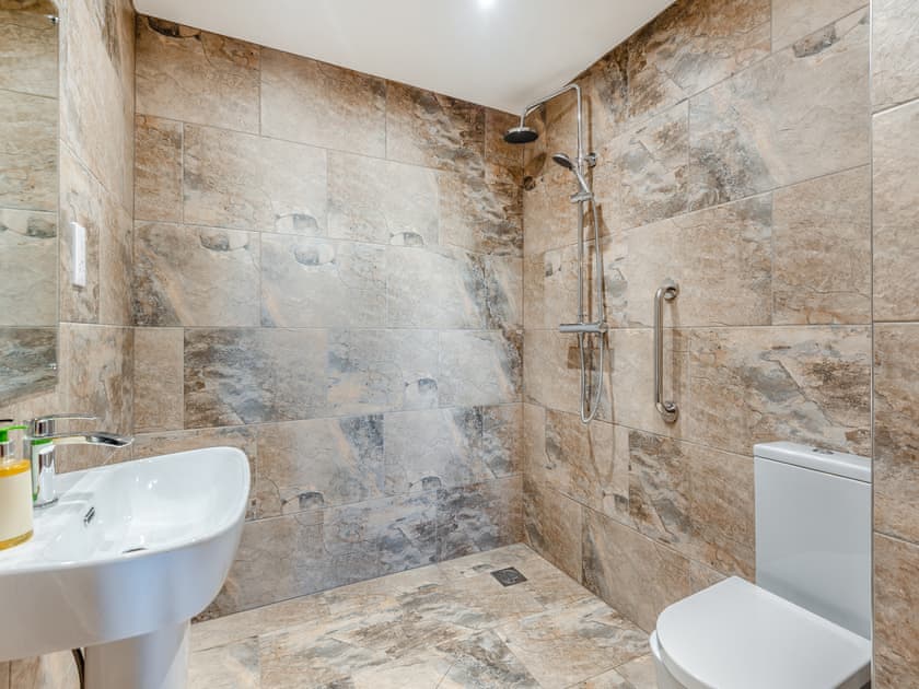 Bathroom | Chestnut Cottage - Grange Farm Park, Louth