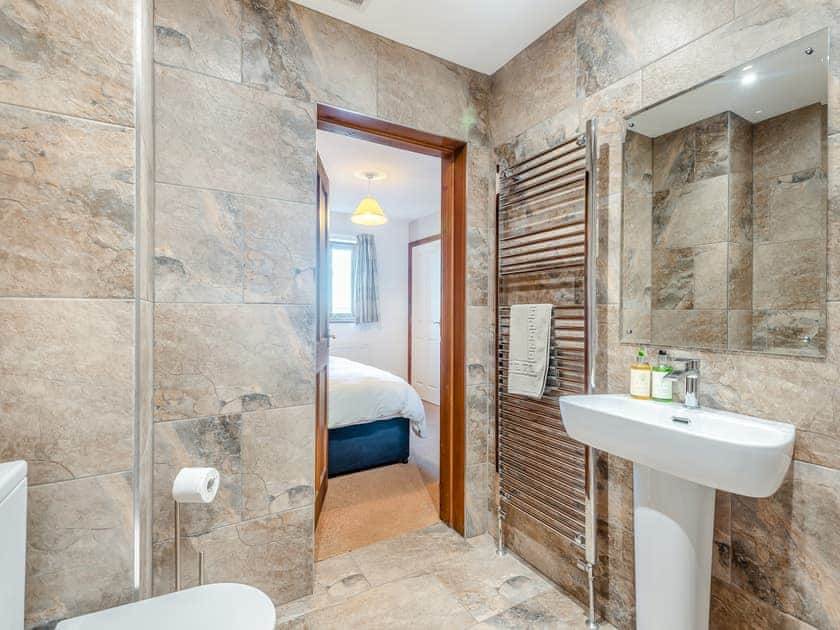 Bathroom | Chestnut Cottage - Grange Farm Park, Louth
