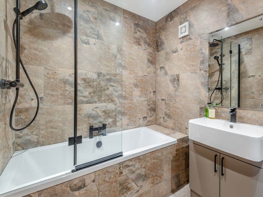 Bathroom | Chestnut Cottage - Grange Farm Park, Louth