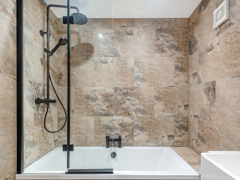 Bathroom | Chestnut Cottage - Grange Farm Park, Louth