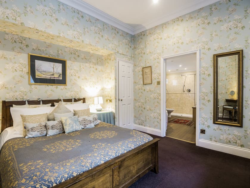 Spacious double bedroom with en-suite | The Sedgeford Hall - Sedgeford Hall Estate , Sedgeford, near Hunstanton