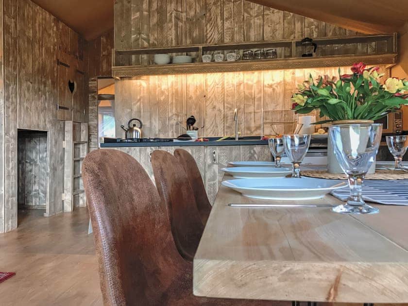 Pippin Lodge - Tall Trees Glamping, Coxbridge, Glastonbury