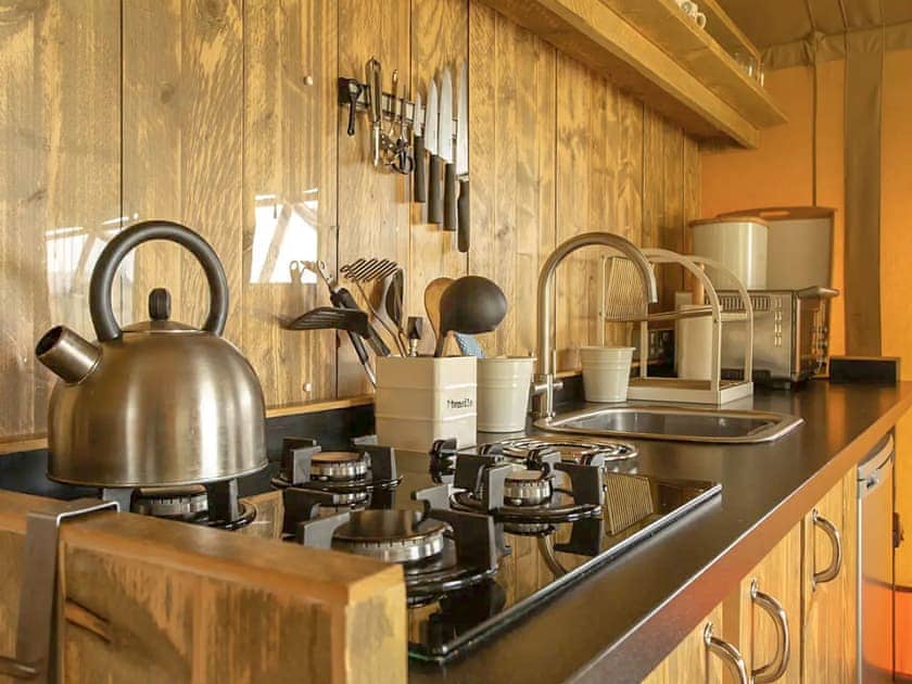 Pippin Lodge - Tall Trees Glamping, Coxbridge, Glastonbury