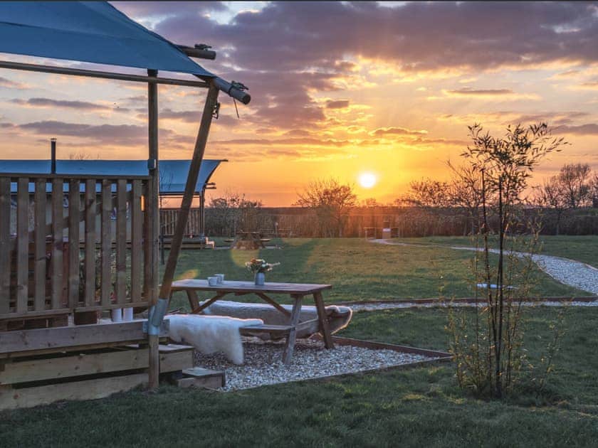 Pippin Lodge - Tall Trees Glamping, Coxbridge, Glastonbury