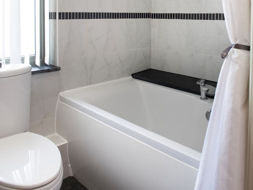 Bathroom with shower over bath | Little Willow - The Willows, Ruthvoes, near St Columb