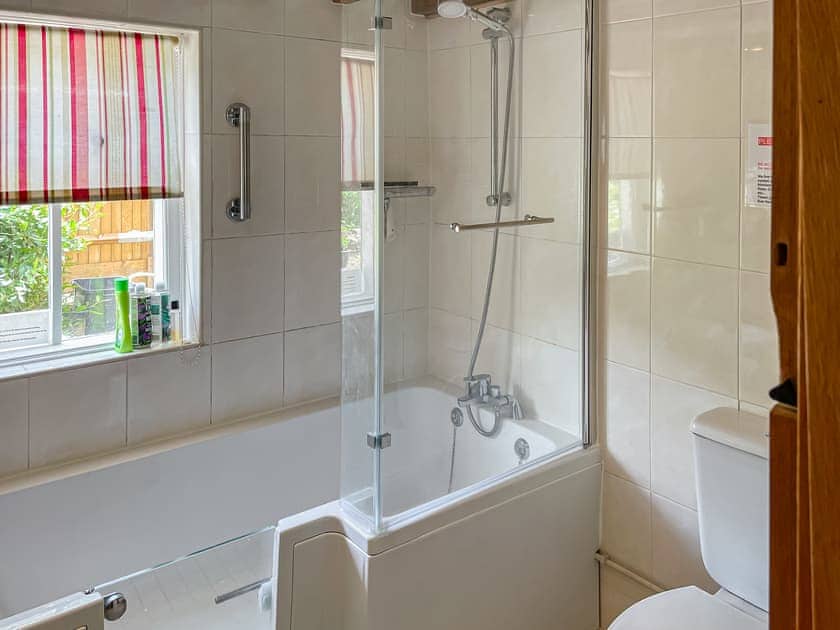Bathroom | Appletree Cottage, Peasmarsh