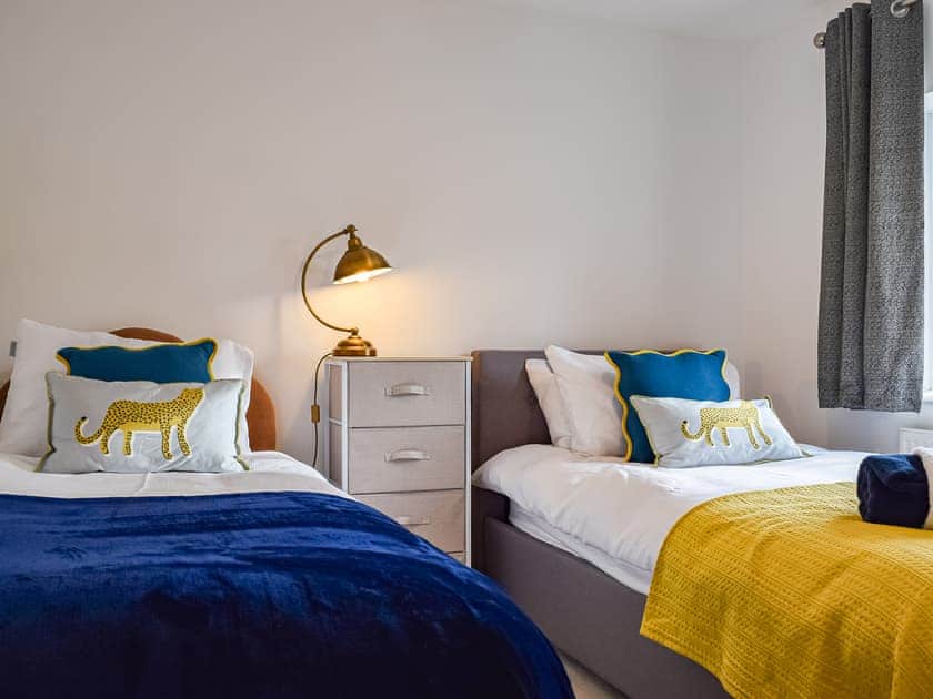 Twin bedroom | Jasmine Cottage, Chipping Campden