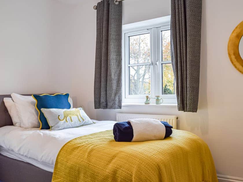 Twin bedroom | Jasmine Cottage, Chipping Campden