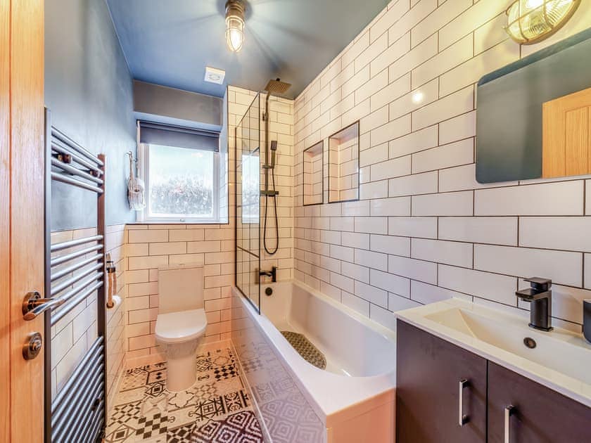 Bathroom | Smuggler’s Cove, Amble