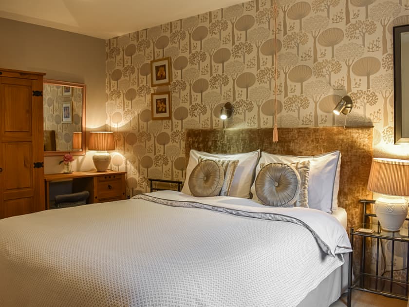 Double bedroom | Riverbank Cottage - Hole House Farm Cottages, Pooley Bridge, nr. Ullswater