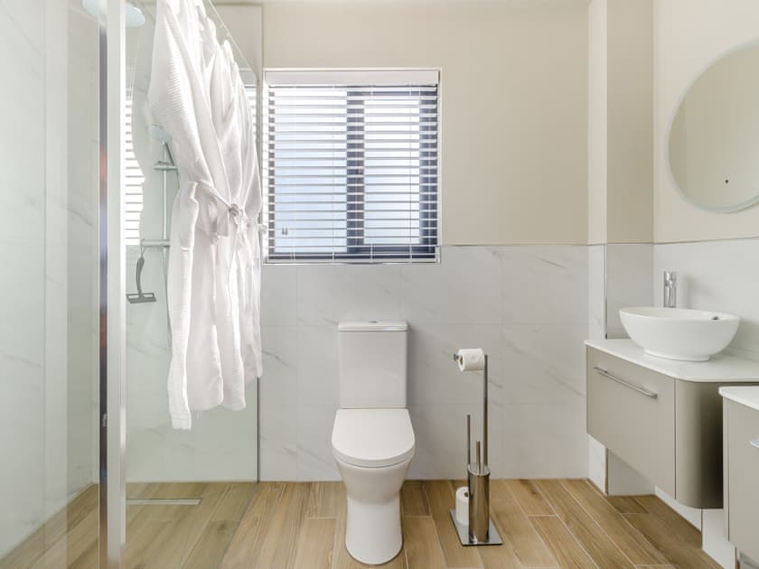 Bathroom | The Warne - Pentre Lodges, Pentre
